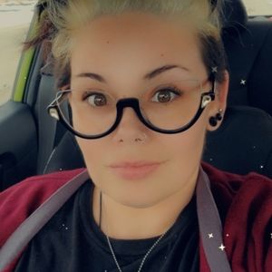 About Poshmark Ambassador Amanda